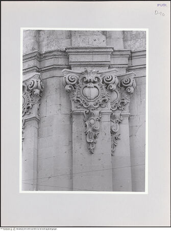 Vorderseite von Sigismondi, Roberto [https://www.deutsche-digitale-bibliothek.de/content/lizenzen/rv-fz/] Chiesa Matrice di San Nicola - Fassade, Detail: Kapitell, bh568580_recto. Foto: Sigismondi, Roberto.