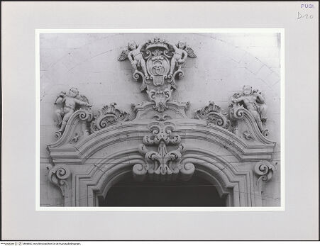 Vorderseite von Sigismondi, Roberto [https://www.deutsche-digitale-bibliothek.de/content/lizenzen/rv-fz/] Chiesa Matrice di San Nicola - Detail: Portalbekrönung, bh568582_recto. Foto: Sigismondi, Roberto.