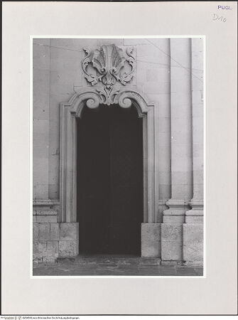 Vorderseite von Sigismondi, Roberto [https://www.deutsche-digitale-bibliothek.de/content/lizenzen/rv-fz/] Chiesa Matrice di San Nicola - Fassade, Detail: Seitenportal, bh568584_recto. Foto: Sigismondi, Roberto.