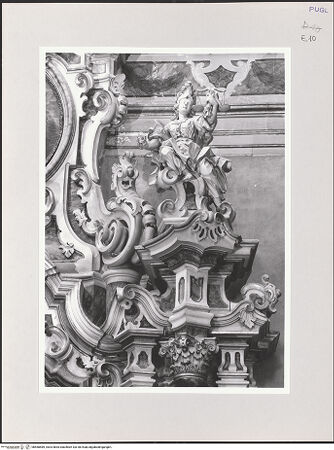 Vorderseite von Sigismondi, Roberto [https://www.deutsche-digitale-bibliothek.de/content/lizenzen/rv-fz/] AltarAltararchitektur mit Tugenden - Detail (rechts): Justitia, bh568589_recto. Foto: Sigismondi, Roberto.