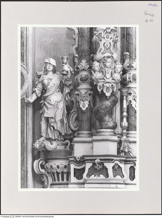 Vorderseite von Sigismondi, Roberto [https://www.deutsche-digitale-bibliothek.de/content/lizenzen/rv-fz/] AltarAltararchitektur mit Tugenden - Detail (links): Fides, bh568591_recto. Foto: Sigismondi, Roberto.