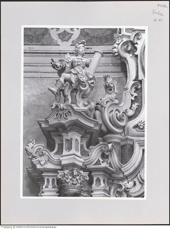 Vorderseite von Sigismondi, Roberto [https://www.deutsche-digitale-bibliothek.de/content/lizenzen/rv-fz/] AltarAltararchitektur mit Tugenden - Detail (links): Fortitudo, bh568592_recto. Foto: Sigismondi, Roberto.