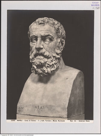 Vorderseite von Alinari [https://www.deutsche-digitale-bibliothek.de/content/lizenzen/rv-ez/] Herme des Solon, Kopie nach einem griechischen Original aus dem 2./1. Jahrhundert v. Chr. - Gesamtansicht, bh568611_recto. Foto.