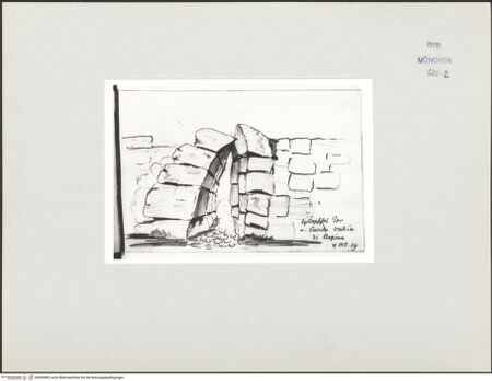 Vorderseite von Bibliotheca Hertziana [https://www.deutsche-digitale-bibliothek.de/content/lizenzen/rv-ez/] Skizzenbuch Latium, KampanienCivitavecchia di Arpino (Acropoli di Arpino), Zyklopisches Tor - , bh569085_recto. Foto.