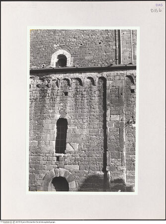 Vorderseite von Bibliotheca Hertziana [http://creativecommons.org/licenses/by-nc-sa/4.0/] CattedraleOstfassade - Südlicher Chorumgang, Detail mit Fenster und Rundbogenfries, bh570192_recto. Foto: Hahn, Hanno.