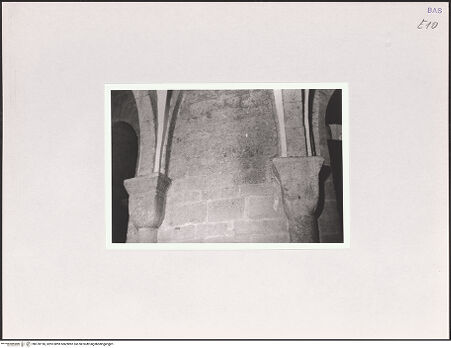 Vorderseite von Bibliotheca Hertziana [http://creativecommons.org/licenses/by-nc-sa/4.0/] CattedraleChorumgang und Kapelle (Apsiden) - Chorumgang, Detail: Kapitelle, bh570196_recto. Foto: Hahn, Hanno.