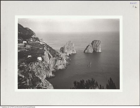 Vorderseite von Bibliotheca Hertziana [https://www.deutsche-digitale-bibliothek.de/content/lizenzen/rv-fz/] Küste mit Faraglioni, bh570657_recto. Foto: Schmidt, Hans Werner.