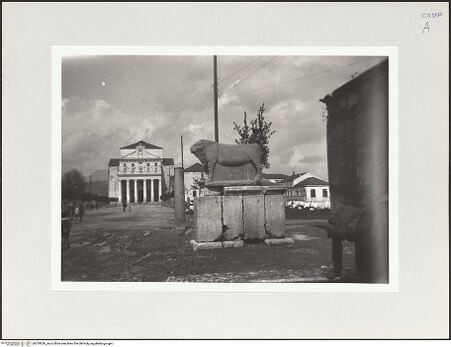 Vorderseite von Bibliotheca Hertziana [https://www.deutsche-digitale-bibliothek.de/content/lizenzen/rv-fz/] Viale San Lorenzo - Blick zur Kirche der Madonna delle Grazie, rechts Apisstier (ägyptisch), bh570659_recto. Foto: Schmidt, Hans Werner.