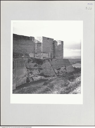 Vorderseite von Bibliotheca Hertziana [https://www.deutsche-digitale-bibliothek.de/content/lizenzen/rv-fz/] Fortezza AngioinaOstseite - Nordöstliche Ecke von Süden; Torre del Leone, bh571622_recto. Foto: Schwarz, Heinrich Mathias.