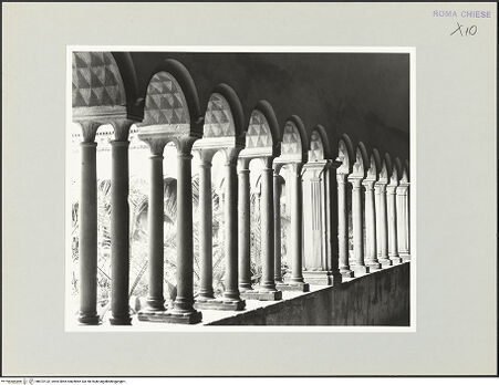 Vorderseite von Bibliotheca Hertziana [https://www.deutsche-digitale-bibliothek.de/content/lizenzen/rv-fz/] Santi Quattro CoronatiInneres - Ambulatio, Detail, mit Blick in den Garten, bh572132_recto. Foto: Savio, Oscar.