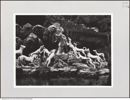 Vorderseite von Bibliotheca Hertziana [https://www.deutsche-digitale-bibliothek.de/content/lizenzen/rv-fz/] Fontana di Diana e Atteone (Brunnen der Diana und Aktäon)Gruppe links: Aktäon wird nach der Verwandlung von seinen Hunden angefallen - Gesamtansicht, bh572137_recto. Foto: Schwarz, Heinrich Mathias.