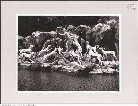 Vorderseite von Bibliotheca Hertziana [https://www.deutsche-digitale-bibliothek.de/content/lizenzen/rv-fz/] Fontana di Diana e Atteone (Brunnen der Diana und Aktäon)Gruppe links: Aktäon wird nach der Verwandlung von seinen Hunden angefallen - Gesamtansicht, bh572139_recto. Foto: Schwarz, Heinrich Mathias.