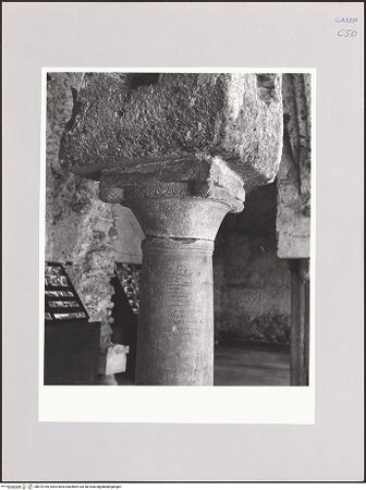 Vorderseite von Bibliotheca Hertziana [https://www.deutsche-digitale-bibliothek.de/content/lizenzen/rv-fz/] Villa RufoloSogenannte Sala da Pranzo - Detail, Kapitell, bh572169_recto. Foto: Schwarz, Heinrich Mathias.