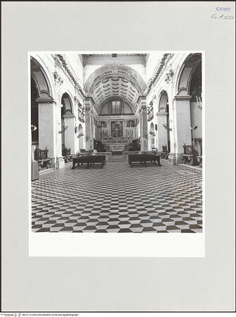 Vorderseite von Sopr. BAS NA [https://www.deutsche-digitale-bibliothek.de/content/lizenzen/rv-ez/] Sant'Anna dei Lombardi - Innen, Langhaus Richtung Presbyterium, bh572176_recto. Foto.