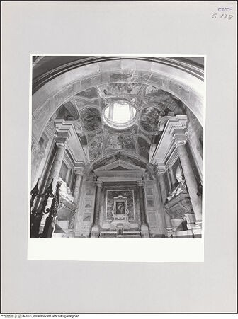 Vorderseite von Sopr. BAS NA [https://www.deutsche-digitale-bibliothek.de/content/lizenzen/rv-ez/] Sant'Anna dei LombardiCappella Orefice - Innen Richtung Altar und Gewölbe, bh572181_recto. Foto.