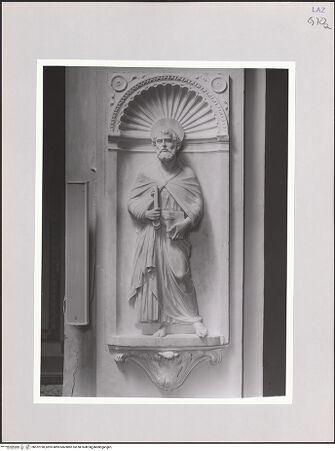 Vorderseite von Bibliotheca Hertziana [http://creativecommons.org/licenses/by-nc-sa/4.0/] Ausstattung der Cappella SimoncelliZwei ApostelfigurenHeiliger Petrus - Gesamtansicht, frontal, bh572198_recto. Foto: Sigismondi, Roberto.