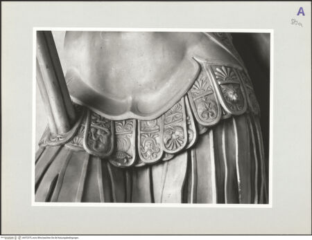 Vorderseite von Kunsthistorisches Institut in Florenz [http://creativecommons.org/licenses/by-nc-sa/4.0/] Herzog Cosimo I. als Augustus - Detail: Vordere Laschen des Brustpanzers, bh572375_recto. Foto: Sigismondi, Roberto.