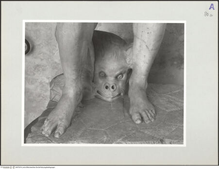 Vorderseite von Kunsthistorisches Institut in Florenz [http://creativecommons.org/licenses/by-nc-sa/4.0/] Personifikation der Temperantia - Detail: Plinthe mit Delphin zwischen den Füßen, bh572414_recto. Foto: Sigismondi, Roberto.