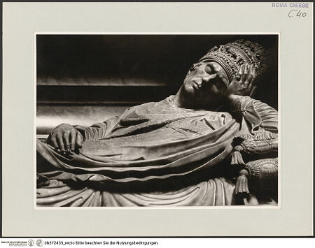 Vorderseite von Katholische Nachrichten-Agentur (Frankfurt) [https://www.deutsche-digitale-bibliothek.de/content/lizenzen/rv-ez/] Grabmal für Papst Hadrian VI. - Gisant, Detail: Oberkörper, bh572435_recto. Foto.