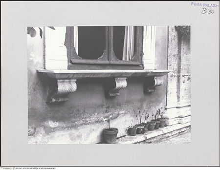 Vorderseite von Bibliotheca Hertziana [https://www.deutsche-digitale-bibliothek.de/content/lizenzen/rv-fz/] Palazzo ColonnaPalazzina della Rovere - Hof, Detail: Fensterbankgesims von Konsolen gestützt, bh572481_recto. Foto.