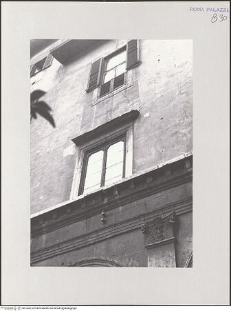 Vorderseite von Bibliotheca Hertziana [https://www.deutsche-digitale-bibliothek.de/content/lizenzen/rv-fz/] Palazzo ColonnaPalazzina della Rovere - Hof, Detail: Kapitell und Gebälk, bh572482_recto. Foto.