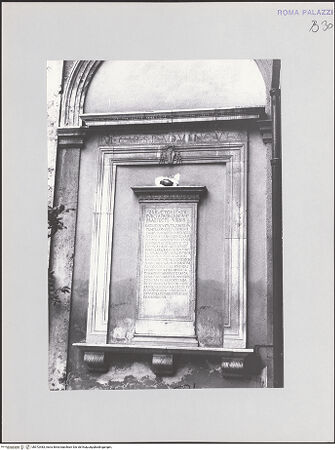 Vorderseite von Bibliotheca Hertziana [https://www.deutsche-digitale-bibliothek.de/content/lizenzen/rv-fz/] Palazzo ColonnaPalazzina della Rovere - Hof, Detail: Inschriftplatte in architravierter Rahmung, bh572483_recto. Foto.