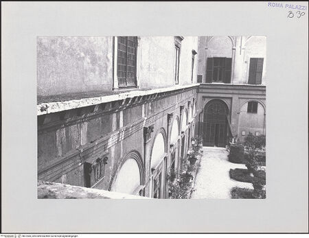 Vorderseite von Bibliotheca Hertziana [https://www.deutsche-digitale-bibliothek.de/content/lizenzen/rv-fz/] Palazzo ColonnaPalazzina della Rovere - Hof, Obergeschoss mit Blick auf das Gebälk der ersten Ordnung, bh572485_recto. Foto.