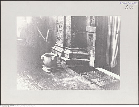 Vorderseite von Bibliotheca Hertziana [https://www.deutsche-digitale-bibliothek.de/content/lizenzen/rv-fz/] Palazzo ColonnaPalazzina della Rovere - Hof, Detail: Pilasterbasis, bh572486_recto. Foto.