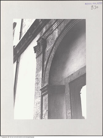 Vorderseite von Bibliotheca Hertziana [https://www.deutsche-digitale-bibliothek.de/content/lizenzen/rv-fz/] Palazzo ColonnaPalazzina della Rovere - Hof, Detail: Kapitell und Archivolte, bh572487_recto. Foto.