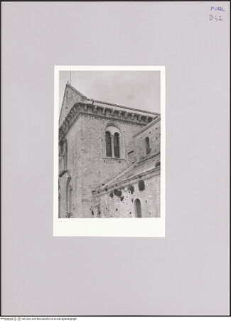 Vorderseite von Bibliotheca Hertziana [https://www.deutsche-digitale-bibliothek.de/content/lizenzen/rv-fz/] CattedraleNordfassadeNordquerhausarm - Westwand mit Rundbogenfenster (rechts das Emporenpultdach des Langhauses), bh572963_recto. Foto: Schwager, Klaus.