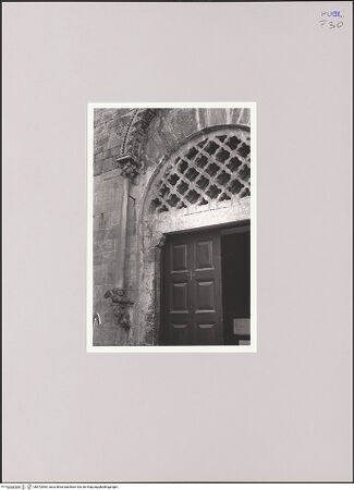 Vorderseite von Bibliotheca Hertziana [https://www.deutsche-digitale-bibliothek.de/content/lizenzen/rv-fz/] San FrancescoHauptfassade - Portal, Detail, bh572965_recto. Foto: Hahn, Hanno.