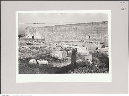 Vorderseite von Bibliotheca Hertziana [https://www.deutsche-digitale-bibliothek.de/content/lizenzen/rv-ez/] Fortezza AngioinaInnenhof - Grabungen; rechts: Ostwand und Innenseite des Hauptportals von Suden, bh573093_recto. Foto: Hahn, Hanno.