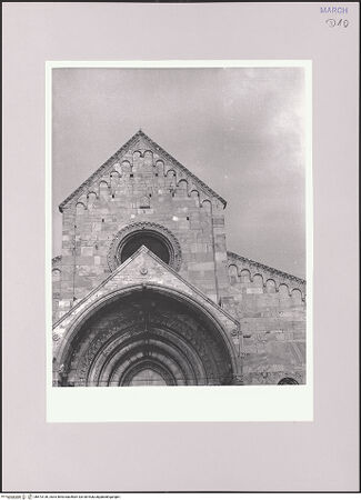 Vorderseite von Bibliotheca Hertziana [https://www.deutsche-digitale-bibliothek.de/content/lizenzen/rv-fz/] DuomoWestfassade - Giebelzone, bh573136_recto. Foto.