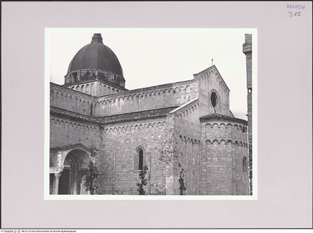 Vorderseite von Bibliotheca Hertziana [https://www.deutsche-digitale-bibliothek.de/content/lizenzen/rv-fz/] DuomoRechter Querhausarm - Vierung und Rechtes Querschiff (von Südwesten), bh573139_recto. Foto.