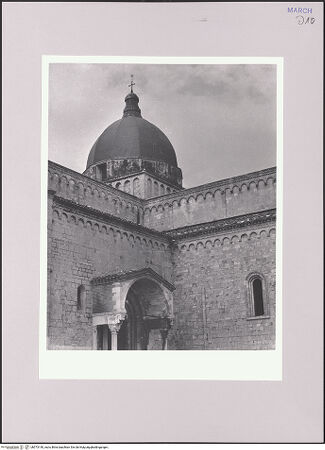 Vorderseite von Bibliotheca Hertziana [https://www.deutsche-digitale-bibliothek.de/content/lizenzen/rv-fz/] DuomoSüdfassade - Südfassade und Rechtes Querschiff, bh573140_recto. Foto.