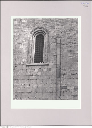 Vorderseite von Bibliotheca Hertziana [https://www.deutsche-digitale-bibliothek.de/content/lizenzen/rv-fz/] DuomoRechter Querhausarm - Rechtes Querschiff, Westwand, Fenster, bh573141_recto. Foto.