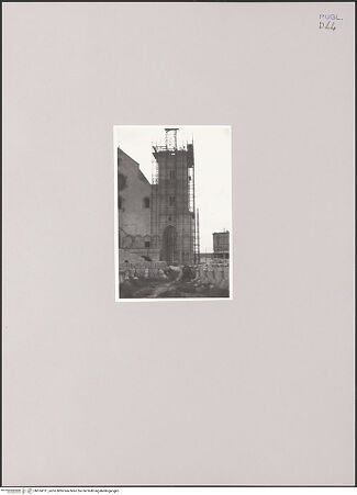 Vorderseite von Bibliotheca Hertziana [https://www.deutsche-digitale-bibliothek.de/content/lizenzen/rv-fz/] CattedraleCampanile - Ansicht von Westen während der Abtragung und Neuerrichtung 1953-1958, bh574111_recto. Foto.