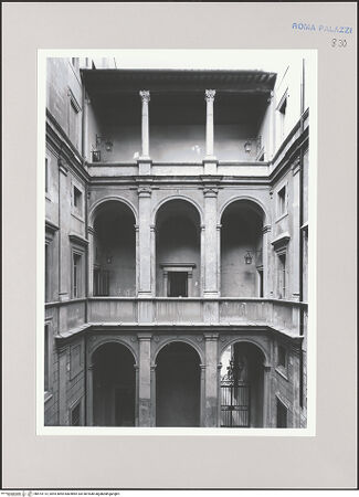 Vorderseite von Bibliotheca Hertziana [https://www.deutsche-digitale-bibliothek.de/content/lizenzen/rv-fz/] Palazzo Maccarani-StatiCortile - Erdgeschoss, Piano Nobile und zweites Obergeschoss auf der Schmalseite, bh574113_recto. Foto: Malter, Barbara.