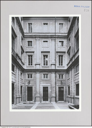 Vorderseite von Bibliotheca Hertziana [https://www.deutsche-digitale-bibliothek.de/content/lizenzen/rv-fz/] Palazzo Maccarani-StatiCortile - Gesamtansicht der Schmalseite des Innenhofes, bh574115_recto. Foto: Malter, Barbara.