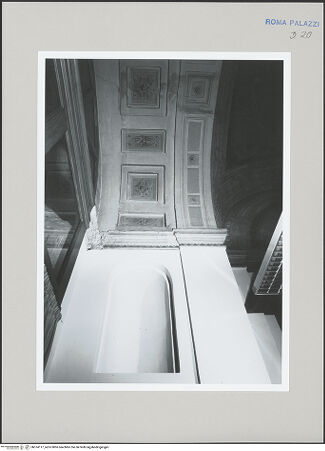 Vorderseite von unbekannt [https://www.deutsche-digitale-bibliothek.de/content/lizenzen/rv-fz/] Palazzo Salviati - Bogenlaibung mit ornamentierten Kassetten, bh574117_recto. Foto: Malter, Barbara.