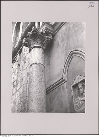 Vorderseite von Bibliotheca Hertziana [https://www.deutsche-digitale-bibliothek.de/content/lizenzen/rv-fz/] Linke Säule - Teilansicht, bh574332_recto. Foto: Lehmann-Brockhaus, Otto.