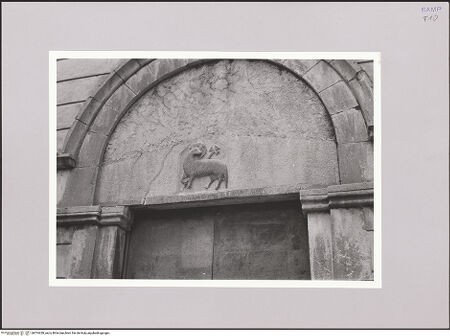 Vorderseite von Bibliotheca Hertziana [https://www.deutsche-digitale-bibliothek.de/content/lizenzen/rv-fz/] Hauptportal - Fassade, Portal, Detail: Tympanon, bh574428_recto. Foto.