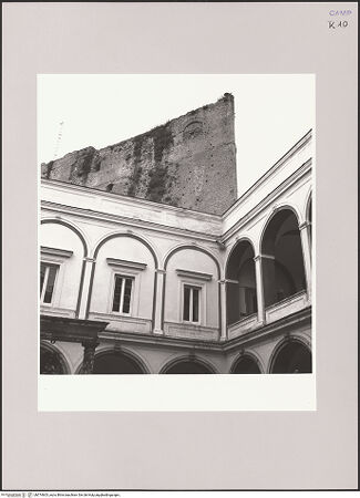 Vorderseite von Bibliotheca Hertziana [https://www.deutsche-digitale-bibliothek.de/content/lizenzen/rv-fz/] Certosa di San MartinoChiostro dei Procuratori - Gebäudeecke und Teil des Castel Sant'Elmo, bh574603_recto. Foto: Lehmann-Brockhaus, Otto.