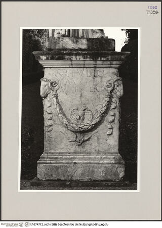 Vorderseite von DAI [https://www.deutsche-digitale-bibliothek.de/content/lizenzen/rv-ez/] Grabaltar des Ti. Iulius Aug. l. Mnester - , bh574712_recto. Foto.