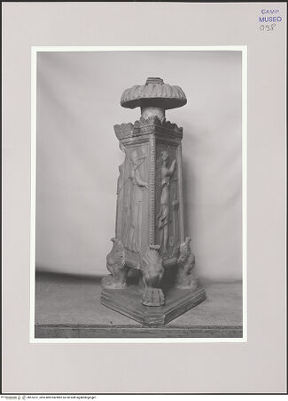 Vorderseite von DAI [https://www.deutsche-digitale-bibliothek.de/content/lizenzen/rv-ez/] Kandelaberbasis mit Schaftfragment - Ecke, bh574731_recto. Foto.