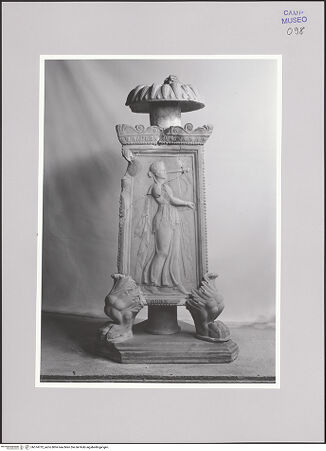 Vorderseite von DAI [https://www.deutsche-digitale-bibliothek.de/content/lizenzen/rv-ez/] Kandelaberbasis mit Schaftfragment - Apoll, bh574732_recto. Foto.