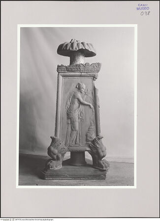 Vorderseite von DAI [https://www.deutsche-digitale-bibliothek.de/content/lizenzen/rv-ez/] Kandelaberbasis mit Schaftfragment - Priesterin, bh574733_recto. Foto.