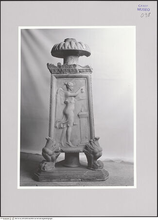 Vorderseite von DAI [https://www.deutsche-digitale-bibliothek.de/content/lizenzen/rv-ez/] Kandelaberbasis mit Schaftfragment - Nike, bh574734_recto. Foto.