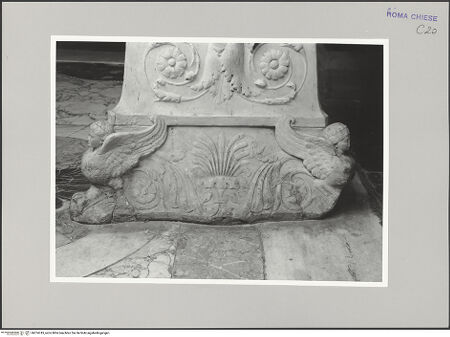 Vorderseite von DAI [https://www.deutsche-digitale-bibliothek.de/content/lizenzen/rv-ez/] Kandelaber - Basisblock: Ornamentabschnitt mit Sphingen, bh574745_recto. Foto.