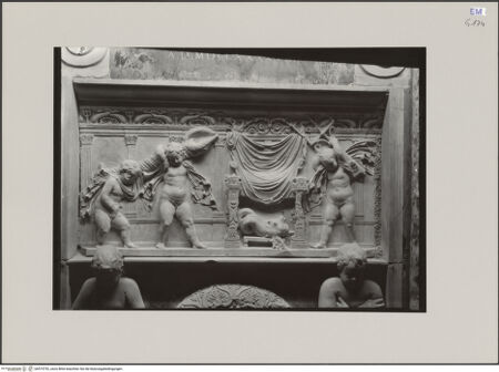 Vorderseite von DAI [https://www.deutsche-digitale-bibliothek.de/content/lizenzen/rv-ez/] Der sogenannte Thron des Neptun (und Denkmal des Bischof Ecclesius) - Detail: Der sogenannte Thron des Neptun, bh574752_recto. Foto.